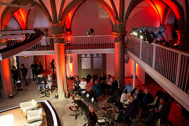 Ein Blick von oben auf die Bühne in ehemaligen Stiftskirche St. Johann in Konstanz.