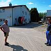 In einem Anbau und drei Containern bringt Hubert Bernhard, hier mit Dieter Mainberger, seine Erntehelfer unter.