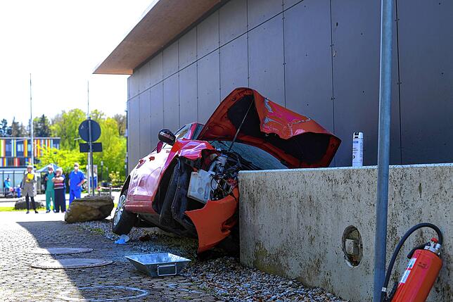 Der rote Golf war an der Steinmauer des Anbaus am Klinikum Friedrichshafen aufgeprallt und entlanggeschrammt.