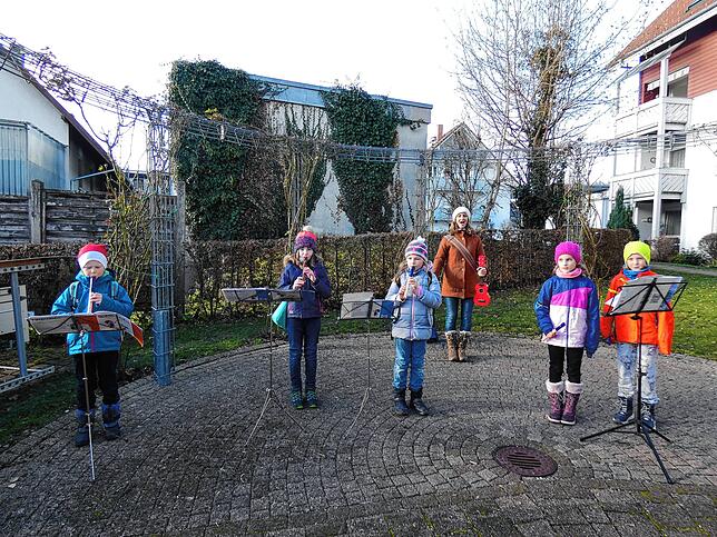 Mit Flötenklängen und Liedern verbreiten die Flötenkinder von Annette Sperling mit ihrem Auftritt weihnachtliche Stimmung – vor ...