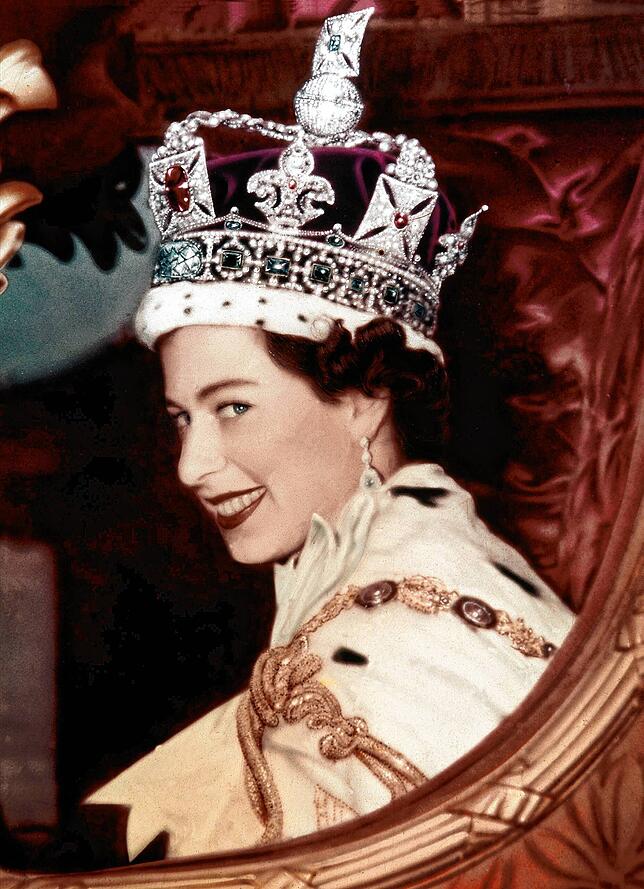 Nach ihrer Krönung am 02.06.1953 verlässt Königin Elizabeth II. in der Staatskarosse die Westminister Abbey. Nur noch wenige Britinnen ...