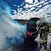 Neue Technologie, neue Gefahren: Um auf Einsätze mit verunfallten E-Autos vorbereitet zu sein, trainiert die Stettener Feuerwehr den ...