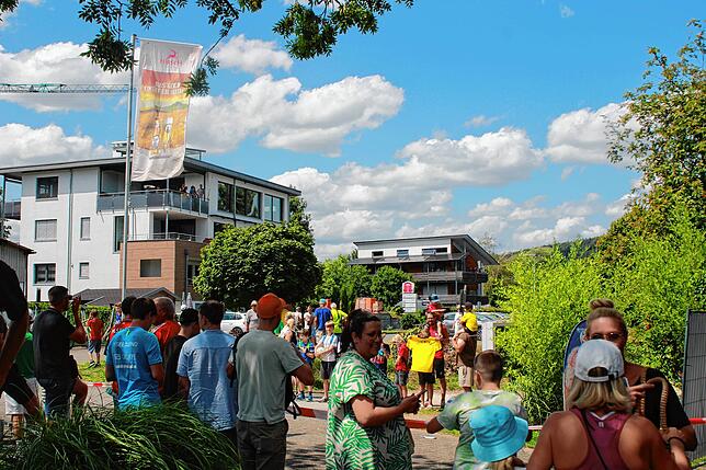 Bild 3: Fans warten vor dem Strandbad Bodman auf den FC Liverpool