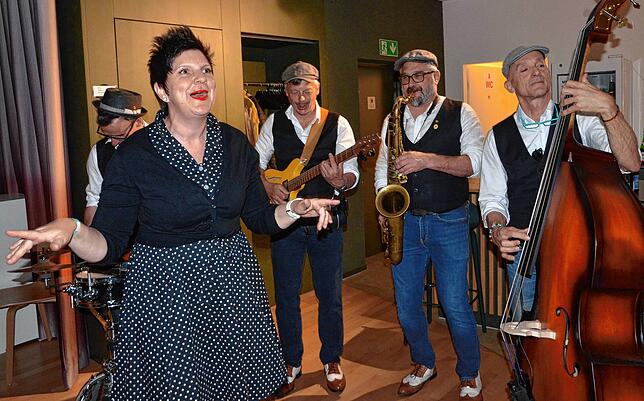 Regina Holzhofer swingt und singt mit den „Swingbugs“ im Ulrich 5.