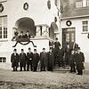 Das Schul- und Rathaus ist 1910 mit den Honoratioren der Gemeinde eingeweiht worden (kleines Bild). Zu diesem Zeitpunkt hatte Uhldingen ...