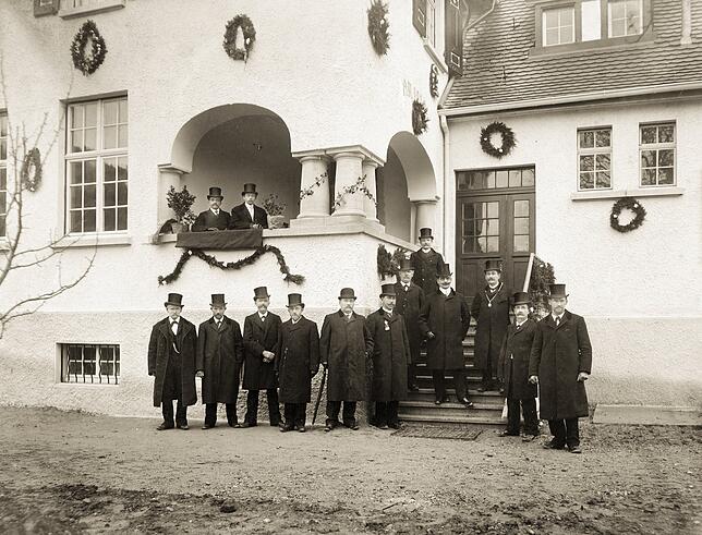 Das Schul- und Rathaus ist 1910 mit den Honoratioren der Gemeinde eingeweiht worden (kleines Bild). Zu diesem Zeitpunkt hatte Uhldingen ...