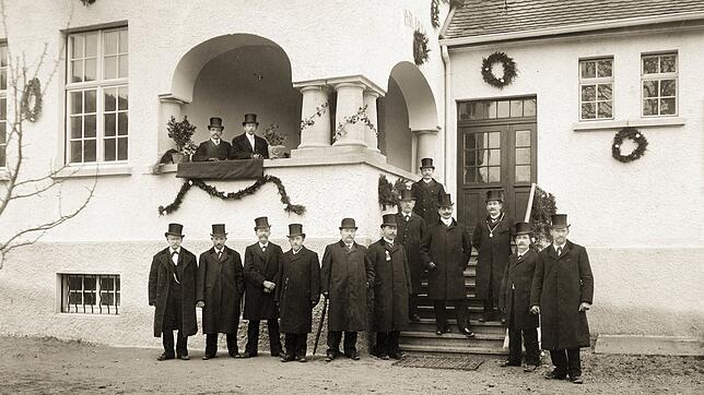 Das Schul- und Rathaus ist 1910 mit den Honoratioren der Gemeinde eingeweiht worden (kleines Bild). Zu diesem Zeitpunkt hatte Uhldingen ...