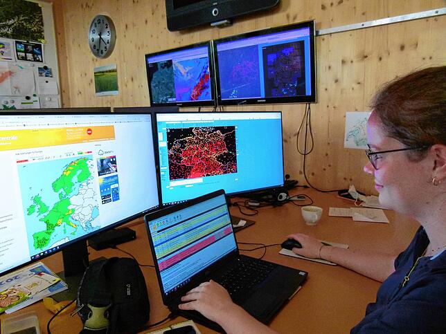 Linda Fyzer hat Bereitschaftsdienst in der an 365 Tagen im Jahr rund um die Uhr besetzten Weather Factory (Wetterfabrik) von Meteogroup ...