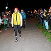 Die Spitzenbiathletin Janina Hettich geht strahlend durch das Fackel-Spalier, das von den jungen Nachwuchsbiathleten gebildet wird.