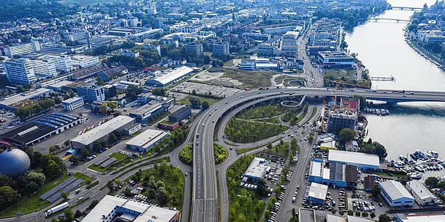 Blick auf die Schänzlebrücke auf rechtsrheinischer Seite der Konzilstadt. Auf dem freien Gelände neben dem Brückenkopf soll ein neues ...