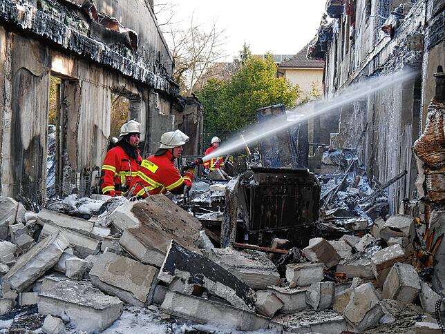 Bild 3: Die Ruine der Friedenskirche in Singen raucht noch