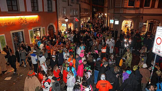 Bild 28: Schmotziger Dunschtig: So bunt ist das närrische Treiben in der Altstadt