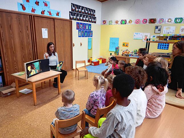 Im Kindergarten Regenbogen in Rheinheim liest Lena Graf vom Musikverein Rheinheim eine Geschichte vor.