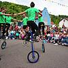 Akrobatik auf dem Hochrad ist ein Element der Shows des Zirkus Zebrasco, der &ndash; wie hier beim Kindertag in Tiengen Anfang Mai ...