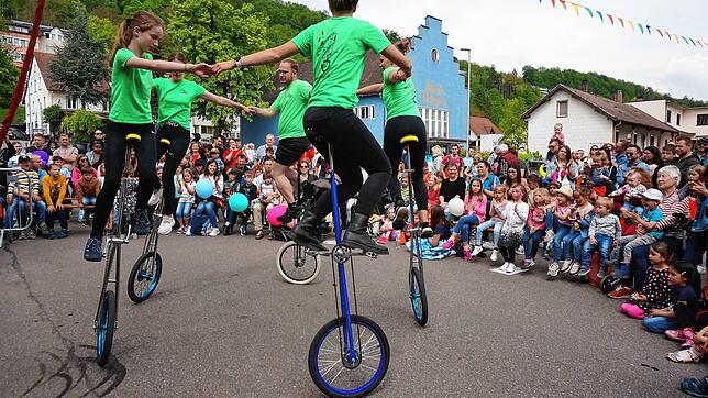 Akrobatik auf dem Hochrad ist ein Element der Shows des Zirkus Zebrasco, der &ndash; wie hier beim Kindertag in Tiengen Anfang Mai ...