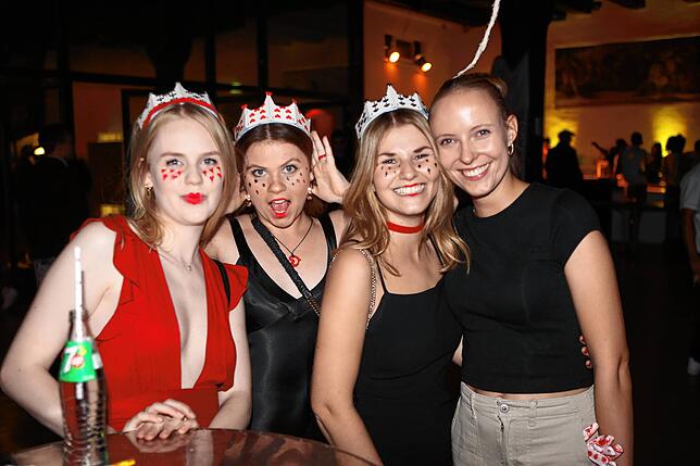 Bild 1: Schaurig-schöne Partystimmung mit Kürbis und Zombies