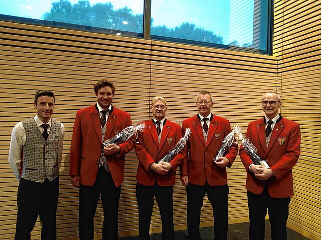 Die geehrten Mitglieder, von links: Matthias Maier (Vorstandsteam), Dominik Boller, Harald Boller, Volker Weigel, Jürgen Thoma. Auf dem ...