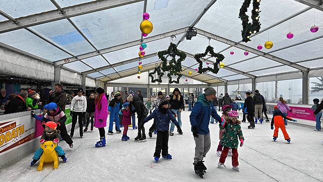 (Archivbild) Immer wieder viel Betrieb herrschte auf der Eisbahn „ÜB on Ice“. Bild: Holger Kleinstück