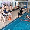Nur Mut: die Wassergewöhnung und das Springen vom Beckenrand gehören ebenfalls zum freiwilligen Schwimmunterricht der Bickebergschule.