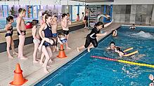Nur Mut: die Wassergewöhnung und das Springen vom Beckenrand gehören ebenfalls zum freiwilligen Schwimmunterricht der Bickebergschule.