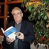 Heimatforscher Albert Mayer hat fasziniert von der beeindruckenden Persönlichkeit Josef Maiers ein Buch über den Frickinger Tüftler ...