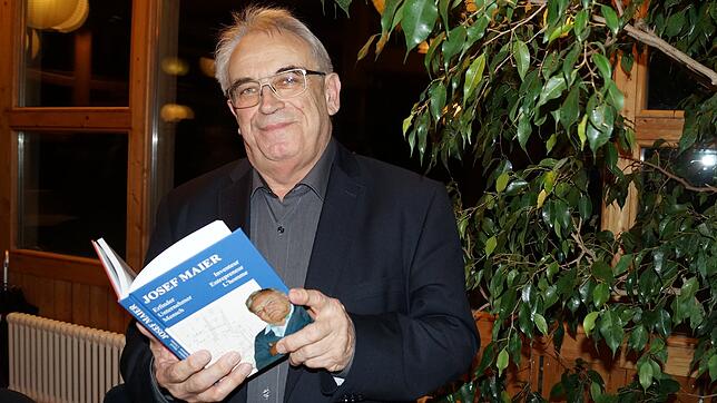 Heimatforscher Albert Mayer hat fasziniert von der beeindruckenden Persönlichkeit Josef Maiers ein Buch über den Frickinger Tüftler ...