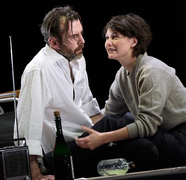 Sascha (Nina Siewert) will Hoffmann (Benjamin Grüter) neuen Lebensmut vermitteln.