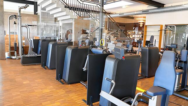 Verwaist stehen im Donaueschinger Rückgrat die Trainingsgeräte. Aufgrund der Corona-Beschränkungen haben die Fitnessstudios seit Mitte ...