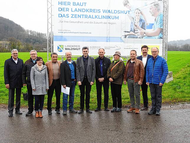 Sichtbares Zeichen: Am Straßenrand bei Albbruck kündet seit März ein Transparent vom geplanten Zentralklinikum.