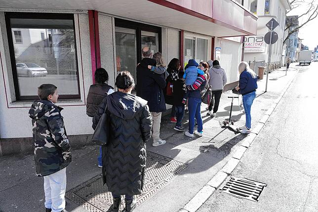 Kurz bevor er die Praxis nach der Mittagspause wieder öffnet, stehen schon einige Patienten vor der Tür von Kinderarzt Stefan Röser und ...