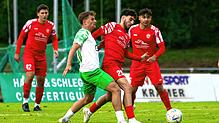 Andreas Romeo (Mitte) traf zweimal beim 3:0 des FC RW Salem über die DJK Donaueschingen (Aleksandar Trajkovic).