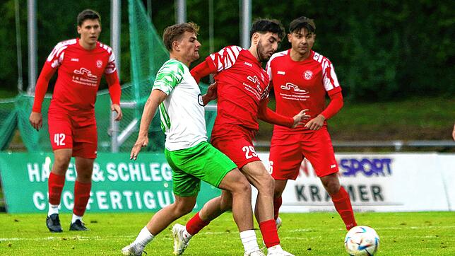 Andreas Romeo (Mitte) traf zweimal beim 3:0 des FC RW Salem über die DJK Donaueschingen (Aleksandar Trajkovic).