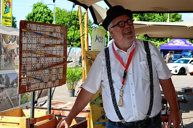 Manne Schneider ist mit voller Leidenschaft am Start. Mit seinen selbstgemachten Holzspielen sei er in Deutschland einmalig, versichert ...