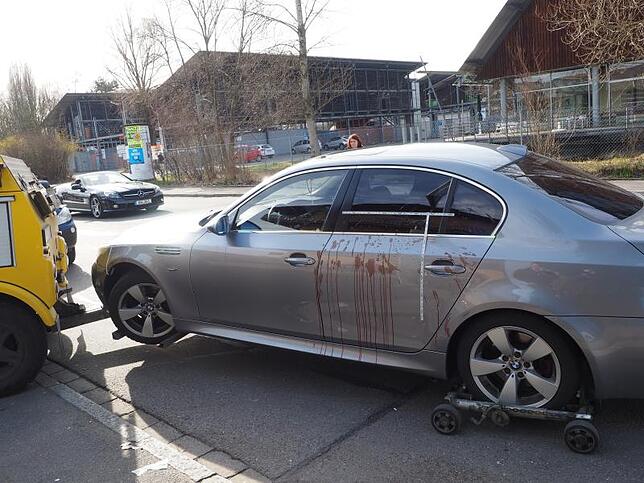 Spuren einer tödlichen Nacht: Beamte der Kriminalpolizei stellen vor dem Parkplatz des Lokals im Konstanzer Industriegebiet ein Auto ...