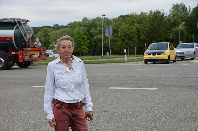 Hannelore Nuß an der Stelle der B&nbsp;316, wo häufig Enten überfahren werden.