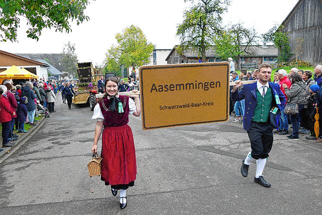 Bild 1: Ein toller Festumzug lockt Besucher zum Kreiserntedankfest nach Mundelfingen