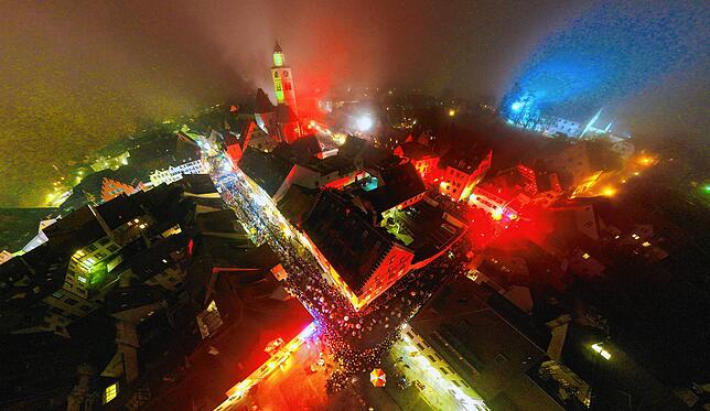 Zwischen 15.000 und 20. 000 Besucher sowie 5000 Hästräger waren zum Nachtumzug in der Stadt gekommen.