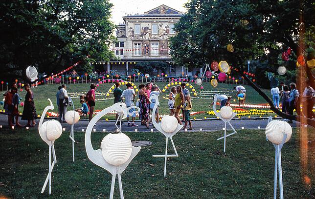 Impression von einem Seenachtfest in den 90ern: Besucher freuen sich unter anderem über beleuchtete Flamingos.