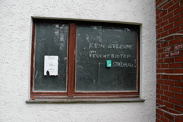 Protest am Bodenseereiter in Druckschrift: „Kein Gewerbe im Feuchtbiotop Streuhau!“
