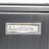 Der bescheiden beschriftete Briefkasten – im Ort kannte jeder die beiden Schwestern.