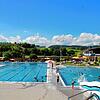 Vom oberen Bereich des großen Geländes hat man einen tollen Überblick über das Freibad Stockach.
