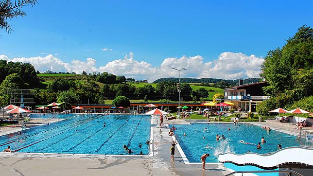 Vom oberen Bereich des großen Geländes hat man einen tollen Überblick über das Freibad Stockach.