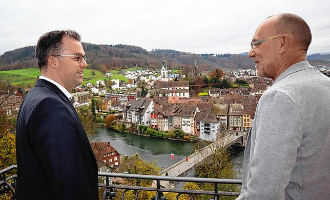 Der Laufenburger Bürgermeister Ulrich Krieger (links) unterhält sich mit SÜDKURIER-Redakteur Markus Vonberg über das ...