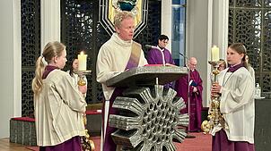 Diakon Adalbert Mayer erklärt das Matthäus-Evangelium und wie es im Alltag angewendet werden kann. Fotos: Viktoria Novakovic