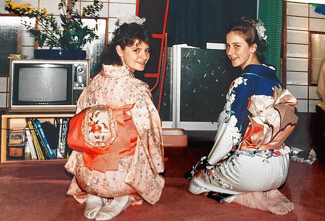 Zwei Mädchen im Kimono, links Angelica Kotz, rechts Annegret Wieland. Foto: Rainer Kotz