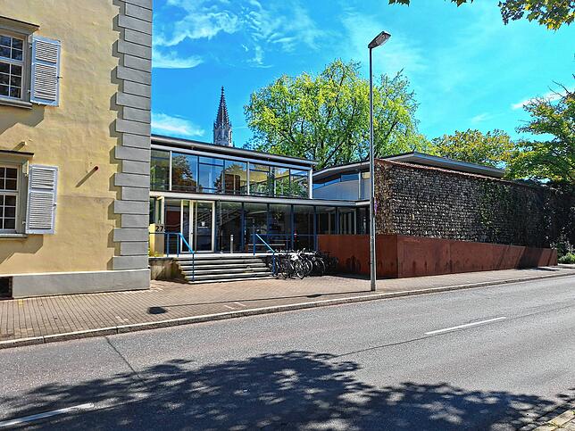 Zur Straßenseite hin eher unscheinbar: Das Landgericht Konstanz befindet sich am Rande der Innenstadt in der Unteren Laube.