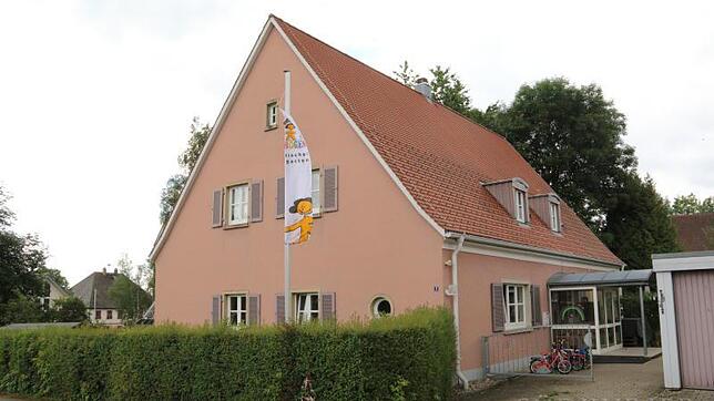 Die Zeit, in der vor dem Gebäude in der Vogt-Flaig-Straße in Mönchweiler die Fahne des evangelischen Kindergartens Regenbogen weht, geht ...