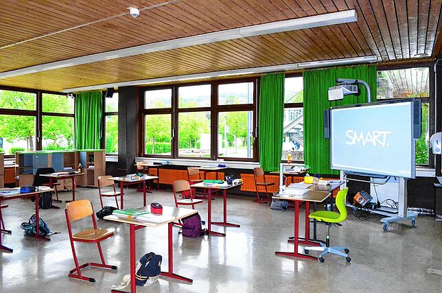 Eine Klasse braucht mindestens zwei Räume, um die Hygienevorschriften umsetzen zu können. Die Tische müssen locker gestellt werden. Im ...