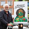 Narrenzunft-Archivar Gerhard Rohrer hängt das Schild an den Narrenbaum &ndash; pünktlich um 15 Uhr, wenn eigentlich der Baum gestellt ...