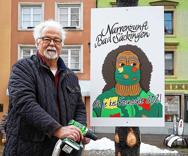 Narrenzunft-Archivar Gerhard Rohrer hängt das Schild an den Narrenbaum – pünktlich um 15 Uhr, wenn eigentlich der Baum gestellt ...